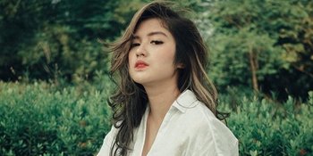 Kecanduan, Ochi Rosdiana Main Game Mobile di Lokasi Syuting 'BUKU HARIAN SEORANG ISTRI' dengan Roller Masih Nyangkut di Rambut!