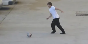 Kecenya Louis Tomlinson Saat Bermain Bola