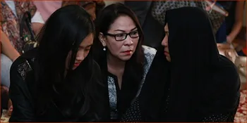 Kehilangan Ayah, Febby Blink Berduka di Kuburan & Cium Batu Nisan