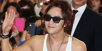 Kejutan Ultah, Ratusan Fans Jang Geun Suk Menanti di Bandara