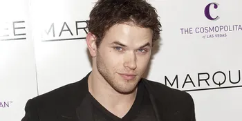 Kellan Lutz Pamer Perut Sixpack di Film HERCULES