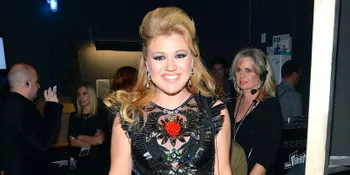 Kelly Clarkson Kenakan Gaun Pengantin di Cover Single Barunya