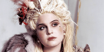 Kelly Osbourne Siap Tendang Paparazzi Pengincar Celana Dalam