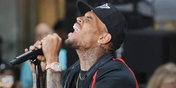 Keluar Penjara Lebih Awal, Chris Brown Dikunjungi Dua Penyanyi