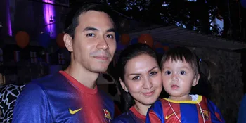 Keluarga Darius Sinathrya - Donna Agnesia Fans Berat Barcelona
