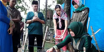 Keluarga Siram Makam Julia Perez Dengan Air Yang Didoakan 150 Anak Yatim