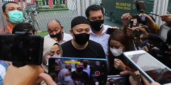 Kembali Jalani Sidang Kasus Pencemaran Nama Baik, Vicky Prasetyo Terlihat Lebih Kalem dan Tenang