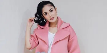 Kembali Ramai Dibahas, Ini Detail Penampilan Unik Nindy Pakai Silver Coat!