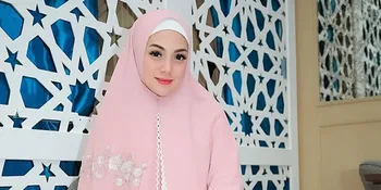 Kenakan Baju Muslim dan Hijab Syar'i, Celine Evangelista Ngaku Nyaman