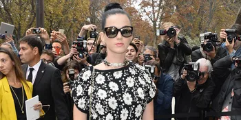 Kenakan Cincin Berlian, Katy Perry Resmi Tunangan?