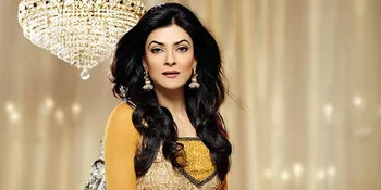 Kenakan Dress Biru Menjuntai, Sushmita Sen Bikin Terpesona Abis
