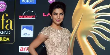 Kenakan Dress Hijau, Priyanka Chopra Pamer Paha dan Aset Pribadi