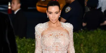 Kenakan Dress Super Ketat, Kim Kardashian Ekspos Perut Buncitnya