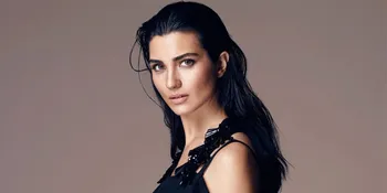 Kenakan Gaun Silver Mewah, Tuba 'Cinta Elif' Memukau di Dubai