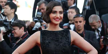 Tampil Dengan Gaun Hitam, Sonam Kapoor Umbar Area Pribadi