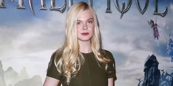 Kenakan Jeans Ketat, Elle Fanning Tampil Hot Bak Wanita Dewasa