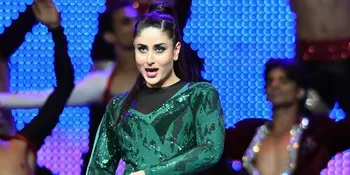 Kenakan Lehenga Biru, Kareena Pamer Perut dan Punggung Mulusnya