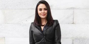 Kenakan Long Dress High Slit, Preity Zinta Sukses Curi Perhatian