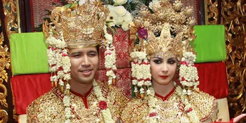 Kenakan Pakaian Adat, Arumi Bachsin Pasang Muka Tebal