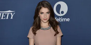 Kenakan Topi dan Kacamata, Anna Kendrick Nyaris Tak Dikenali