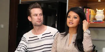 Kenang Masa Awal Bersama Suami, Farah Quinn Menangis