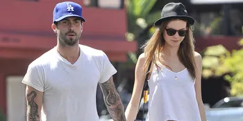 Kencan Ala Pengantin Baru, Adam Levine - Behati Prinsloo Mesra