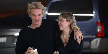 Kencan Romantis di Pantai Malibu, Miley Cyrus Peluk Manja Cody Simpson