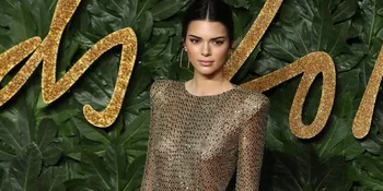 Kendall Jenner Jatuh Cinta pada Warna Hijau Neon