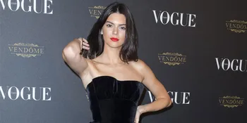 Keren Abis! Kendall Jenner Jual Baju Lamanya Demi Amal