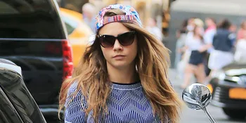 Keren! Cara Delevingne Saat Berlenggak-Lenggok di Atas Catwalk