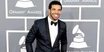 [Foto] Keren, Drake Pamer Sepatu Baru!