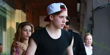 Keren! Lihat Aksi Brooklyn Beckham Saat Main Balancing Scooter