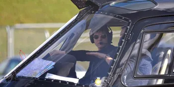 Keren! Tom Cruise Jalani Les Setir Helikopter Pertamanya