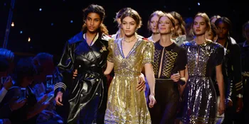 Kerennya Gigi Hadid di Catwalk, Tak Heran Zayn Malik Terpesona