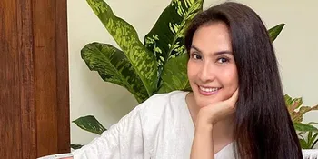 Kerja Dari Rumah, Maudy Koesnaedi Pamer Wajah Cantik Tanpa Make Up