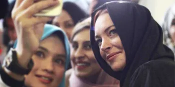 Kerudung Lindsay Lohan di Fashion Week Ternyata Karya Desainer Indonesia