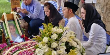 Kesedihan di Pemakaman Eril Dardak, Adik Ipar Arumi Bachsin