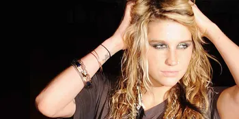 Kesha Pakai Bra Dari Gigi Manusia!