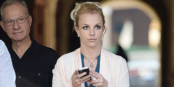 Ketahuan! Britney Spears Cium Pipi Seorang Pria Tua