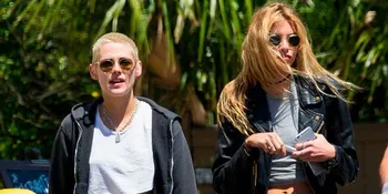 Ketahuan! Kristen Stewart &#38; Stella Maxwell Mesra di Depan Umum