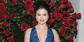 Ketemu Brad Pitt, Selena Gomez Sembunyi di Bawah Meja