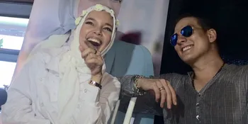 Ketemu Fans, Dewi Sandra Pilih Serba Putih dan Make Up Natural