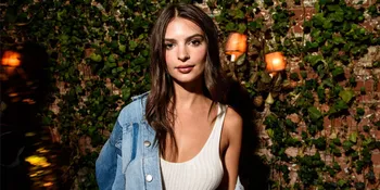 Ketika Emily Ratajkowski Pamer Abs Killer, Seksi &#38; Cantik Menawan