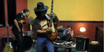 Ketika Guns N Roses Nyanyi Begadang, Aneh Nggak Sih?
