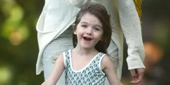 Ketika Suri Cruise Dibikin Sibuk Oleh 'Ekor Kuda'