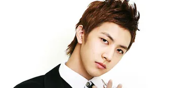 Ketika Thunder MBLAQ Tengah Asyik Pakaikan Kutek