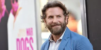 Ketika Wajah Ganteng Bradley Cooper Ditutupi Jenggot Beruban