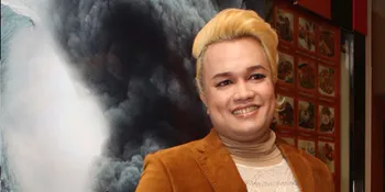 Kiki D Rayu Buka Usaha, Tata Liem Kirim Mawar Merah