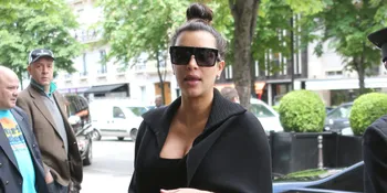 Kim Kardashian dan Ibunya Pakai Baju Kembar, Keren Mana?