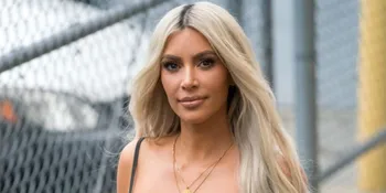 Kim Kardashian Hapus Foto Kartu Natal di Instagram Gara-Gara Kylie Jenner?
